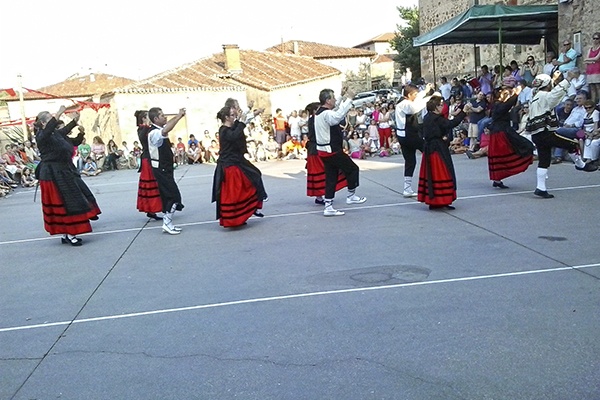 Baile de piñorras en el Certamen de música tradicional