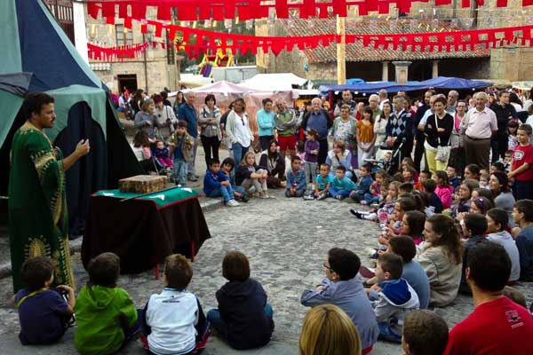 Cuenta cuentos en el Mercado medieval de Molinos de Duero
